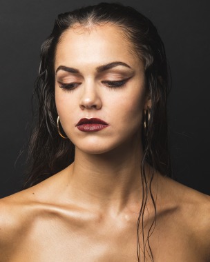 Eyeliner gráfico marrón con labio oscuro para fotografia