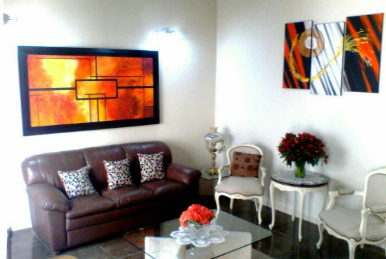 Sala Clásica Decorada Con Cuadro Abstracto Enmarcado Y Tríptico 