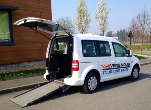 8 véhicules de type caddy PMR aménagés pour le transport de personnes à mobilité réduite