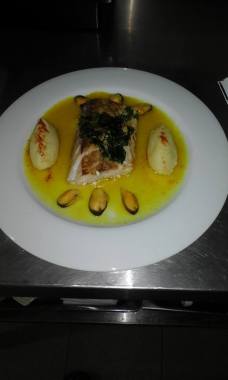 Filet de poisson aux moules de Bouchots et a la creme d'ail dans  son jus de moule parfume au carry.