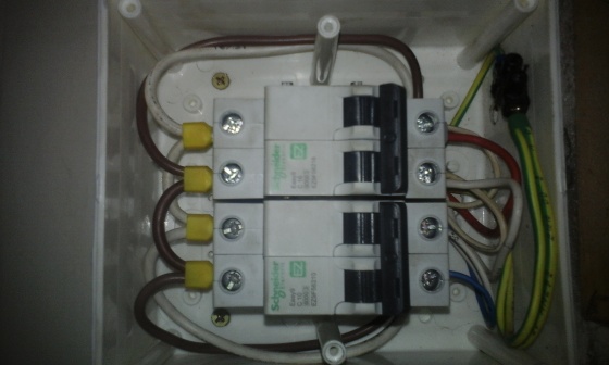 Tablero físico  interruptores schneider puesta tierra con conector baja tensión