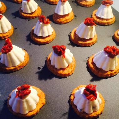 Panacotta de Chèvre Romarin sur Sablée au Piment d'Espelette et Tomates Confites