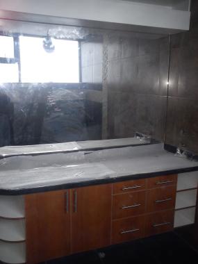 Remodelación integral de un Dpto. de 360 m2 en la Urb. Quito Tennis. Este es el baño de uno de los dormitorios.
