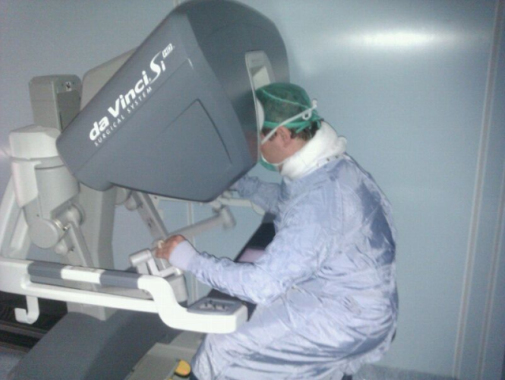Seduto alla Consolle del Robot Da Vinci durante un intervento di Prostatectomia Robotica