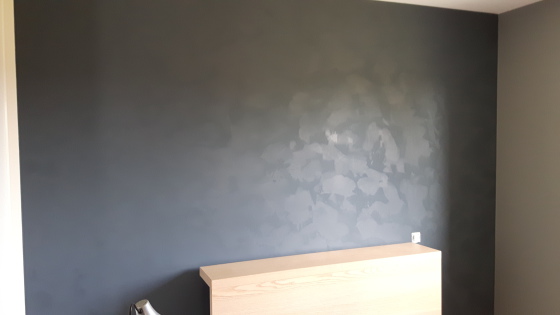 Mur décoratif : effet béton brut pour tête de lit