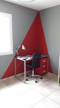 Bureau avec un panneau de peinture aimanté en sous couche, puis une mise en scène graphique pour dynamiser se petit espace.