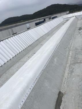 Aplicação de manta TPO em calhas de concreto.