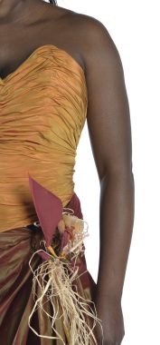 Ensemble soirée: bustier drapé main façon haute couture sur jupe nouée sur le côté