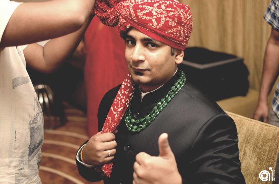 & The groom gives a thumps up for the big day .