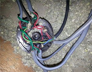 How NOT to wire a junction box !!! This comes from a person who hired a bloke who" does a bit of everything" out of the local paper !!Luckily no one was hurt