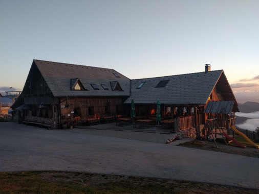 Gostišča Stari vrh med letno sezono. Dostopno z avtom po asfaltirani, lepi cesti.