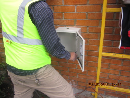 Colocando un gabinete para encendido de alumbrado con fotocelda 