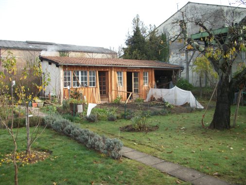aménagement de dépendances fermeture de la façade en bois type hangar de séchage