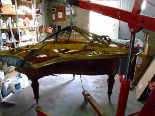 Atelier : repose d'un cadre (piano quart de queue "3bis" Pleyel)
