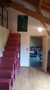 St Esteben. Mélange ancien - moderne avec escalier-bibliothèque