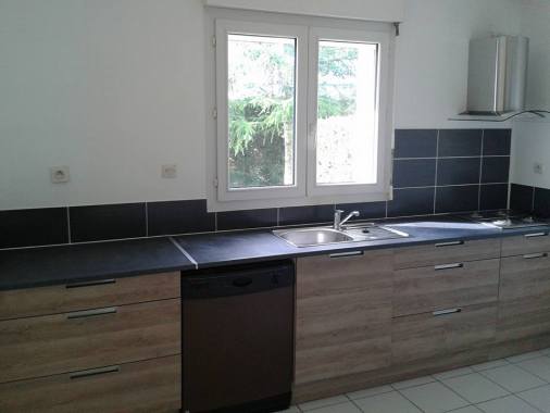 pose d'une cuisine bricodépot et de la crédence en carrelage.