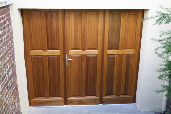 porte de garage réalisée et posée par la boutique en bois