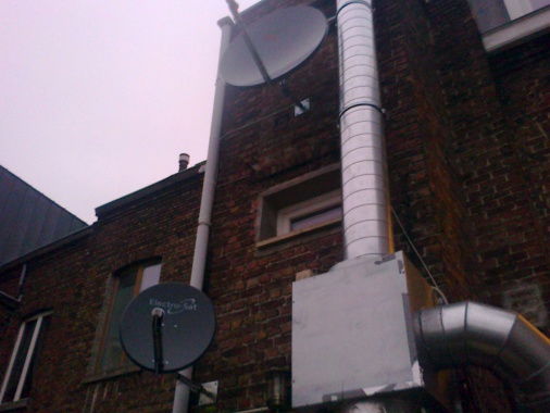 voici une installation parabole nil sat plus canal sat dans un restaurant