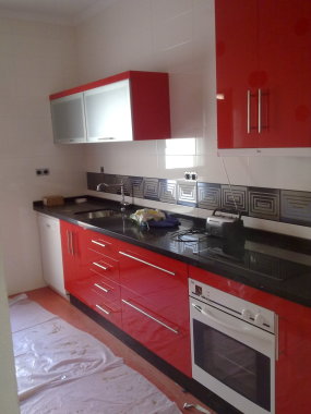 cocina rojo glass encimera silestone negro