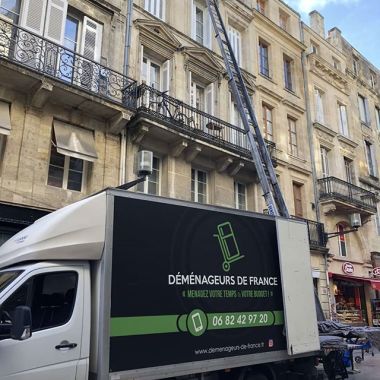 Un petit tour en monte-charge Rue Sainte-Catherine à Bordeaux
