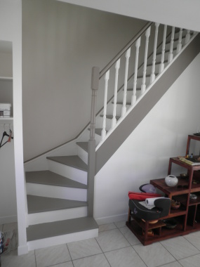 peinture d'un escalier en bois brut avec la peinture spéciale escalier v33.