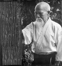Maitre Ueshiba est le fondateur de l’Aïkido : un art martial crée sur une simple question : " les hommes savent ils se battre sans armes ? "
Il semblerait que l'homme à lui tout seul soit une arme, de part ses mots, son comportement et ses gestes.
L’Aïkido ne diffuse aucune compétition ni aucune agression. La Respiration est la Clé Essentielle de cet art que l'on pratique aussi bien sur un tatamis que sur la pelouse, ou sur le sable d'une plage ... pour identifier où chacun se situe devant une situation potentielle et difficile à gérer.