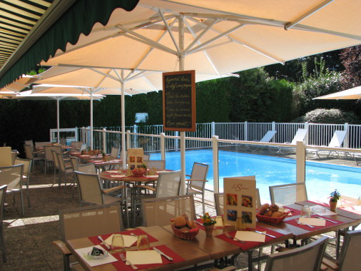 En été nous vous accueillons sur notre terrasse au bord de la piscine pour vous détendre durant vos déjeuners, dîners ou cocktails.