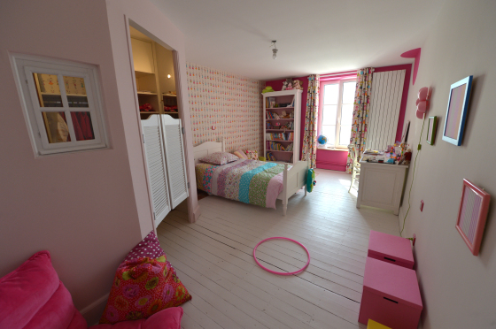 Magnifique chambre aux couleurs acidulées pour cette petite fille pétillante. On remarque l'aménagement complet d'un dressing digne d'une starlette américaine.