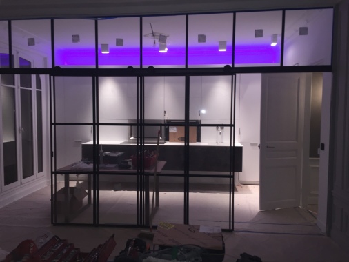 Baies fer plein avec vitres et Porte coulissante séparation salle à manger/cuisine. Sur mesure