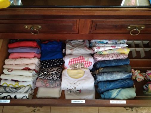 Organizando cômoda de criança, onde tudo tem o seu lugar e está etiquetado.