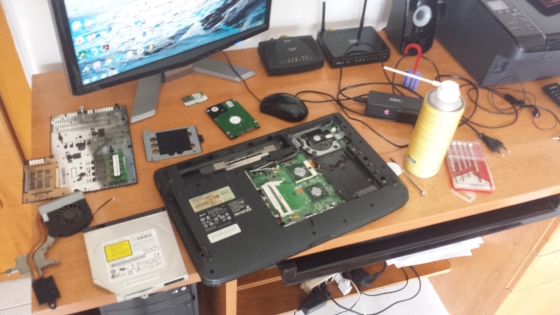 riparazione e pulizia interna di un laptop