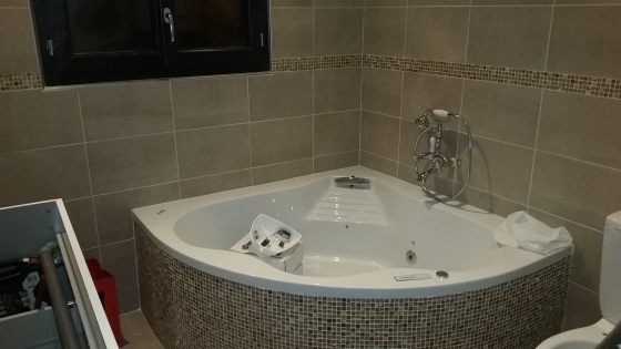 Création de salle de bain faïence pose de baignoire balnéo et carrelage mosaïque