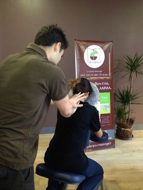 Massage Assis sur chaise ergonomique. Amma