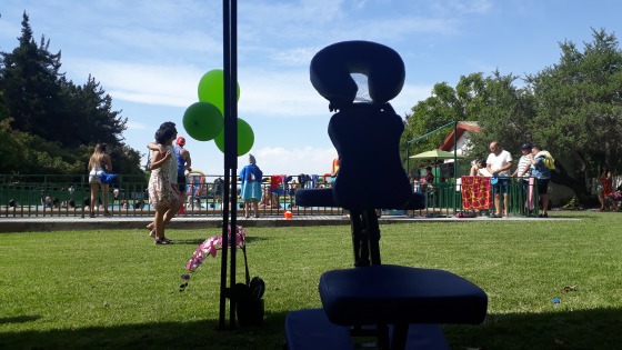 Masajes en silla ergonomica en un evento familiar
