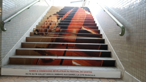 Vinyle spécial sol pour la gare SNCF de Saintes. Promotion du Festival de Musique Classique de l'Abbaye aux dames.