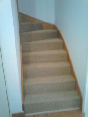 Là j'ai réalisé pour un "particulier, le revêtement d'un escalier en "jonc de mer". Egalement j'ai rénové l'ensemble de cet appartement et posé les parquets, à l'étages!
