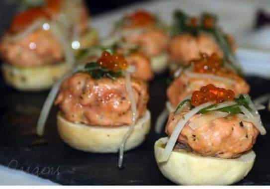 Mini burguer de salmón en pan de patata y chedar.