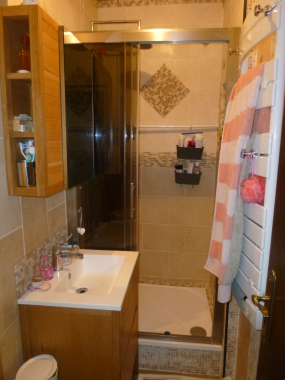 Création d'une salle de bain dans un espace très réduit.