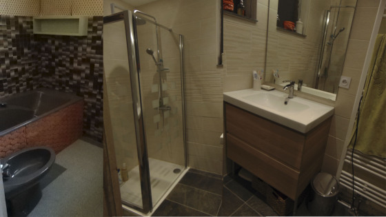 Salle de bain - douche italienne.
Reelook: isolation thérmique, electricité et imperméabilisation.
Paviment en ardoise naturel.