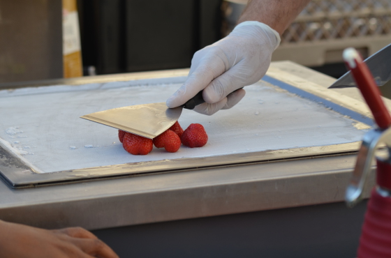 Animation Plancha'Glace : tout le principe d'une plancha pour réaliser des glaces minutes à partir de fruits et légumes frais. Dégustez le fruits au naturel, sans ajout de sucres hormis nos toppings gourmands.