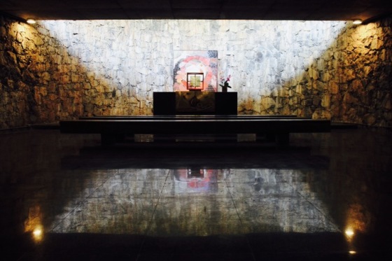 Luz, reflexo, sombras, texturas e cores. Igreja do CAB.