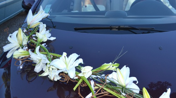 Décoration de voiture arums et lys blancs