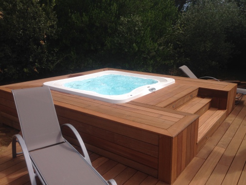 Spa Jacuzzi encastré, terrasse en bois réalisé sur mesure