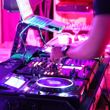 www.djprive-paris.com 06.08.51.57.75