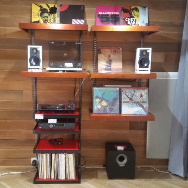 Le vinyle fait son grand retour ! Offrez une deuxième jeunesse à votre stock de 33 tours et redécouvrez les plaisirs d'une écoute chaleureuse et authentique.