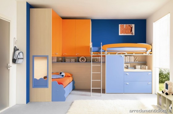 Quarto com 2 camas e 2 armários.