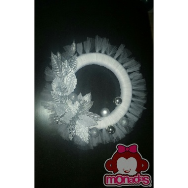 Corona blanca de navidad, realizada bajo pedido. Las coronas se pueden hacer temáticas, de acuerdo al tema de la celebración ya sea para cumpleaños, bautizos, baby shower etceteras. Valor aproximado $35