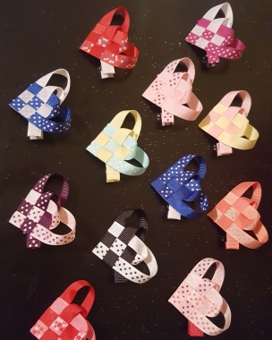 Clips para el cabello en forma de corazón varios tamaños, los tonos pueden variar. Valor $3