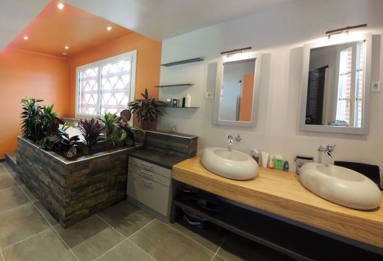 Une salle de bains moderne