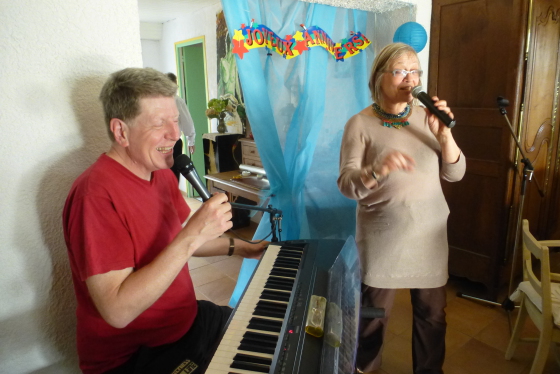 Un duo , des chansons pour faire la fête